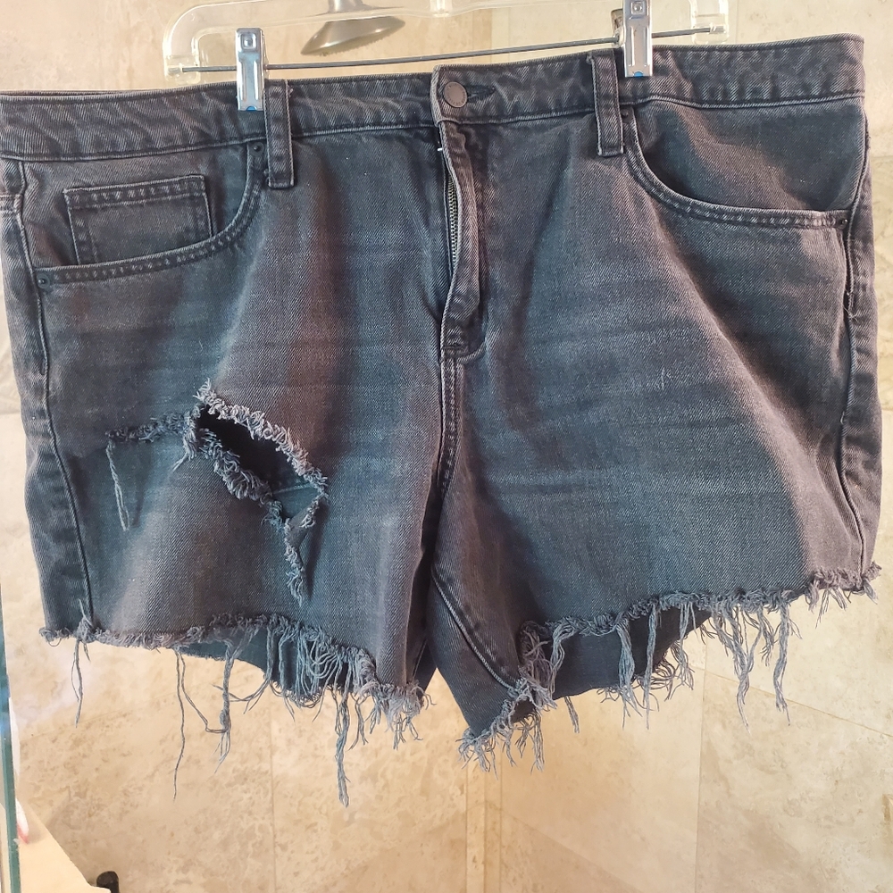 Universal Thread Black Distressed Jean Shorts 18/34